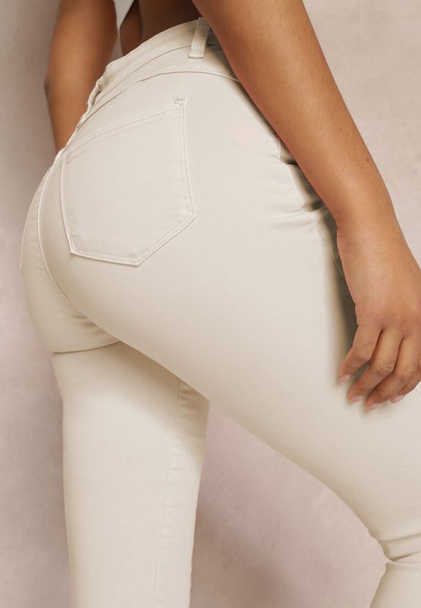 Renee - Beżowe Jeansy Skinny z Efektem Push Up Karinali. Okazja: na co dzień. Kolor: beżowy. Wzór: gładki. Styl: casual