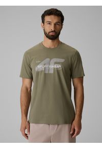 4f - 4F T-shirt regular z nadrukiem męski - khaki S. Okazja: na co dzień, do pracy, na spacer. Kolor: brązowy, oliwkowy, wielokolorowy. Materiał: bawełna, materiał. Wzór: nadruk. Styl: casual #1