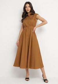 Born2be - Brązowa Bawełniana Koszulowa Sukienka z Ozdobnymi Kieszonkami Savarette. Okazja: na co dzień. Kolor: brązowy. Materiał: bawełna. Typ sukienki: koszulowe. Styl: klasyczny, casual, elegancki #7