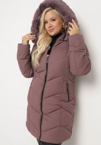 Born2be - Ciemnofioletowa Kurtka Pikowana z Ozdobnymi Przeszyciami Ozdobiona Futerkiem Sarittia. Okazja: na co dzień, na spacer. Kolor: fioletowy. Materiał: futro. Wzór: aplikacja. Sezon: zima. Styl: klasyczny, casual, elegancki #1