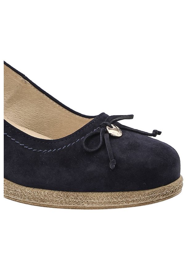 Granatowe Półbuty Gamis Damskie Czółenka Na Koturnie. Okazja: na co dzień. Kolor: niebieski. Materiał: zamsz, materiał. Szerokość cholewki: normalna. Sezon: lato. Obcas: na koturnie. Styl: elegancki, casual, klasyczny