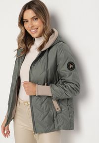 Born2be - Zielona Pikowana Kurtka z Kapturem Zdobiona Kontrastowymi Wstawkami Tulessa. Okazja: na co dzień, na spacer. Typ kołnierza: kaptur. Kolor: zielony. Materiał: jeans. Wzór: aplikacja. Styl: klasyczny, casual #3