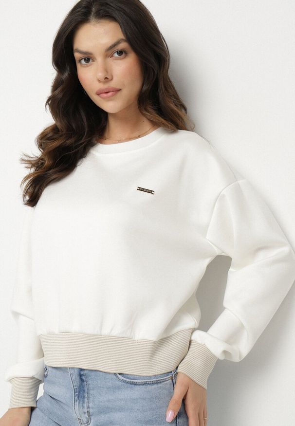 Born2be - Biała Bluza z Metaliczną Nicią Ilasila. Okazja: na co dzień. Kolor: biały. Materiał: jeans. Wzór: aplikacja. Styl: casual