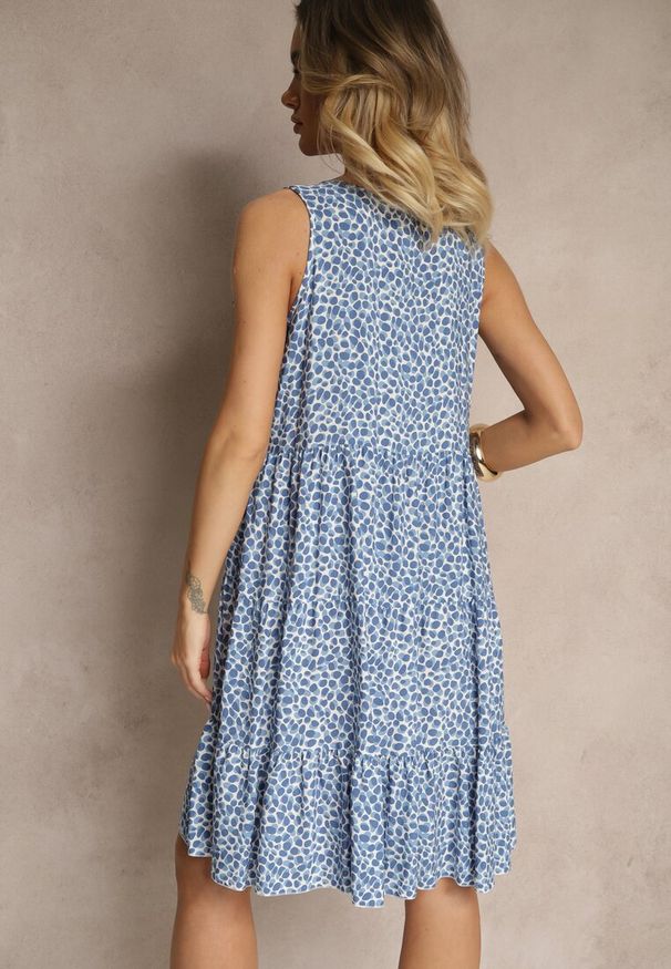 Renee - Niebieska Sukienka z Bawełnianej Tkaniny w Nakrapiany Wzór Bez Rękawów Nativoria. Okazja: na imprezę, na co dzień, na spacer. Kolor: niebieski. Materiał: bawełna, tkanina. Długość rękawa: bez rękawów. Sezon: lato. Styl: casual, elegancki