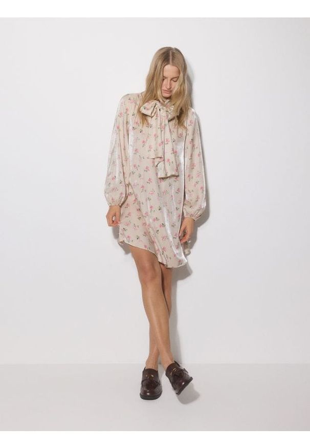 Reserved - Satynowa sukienka mini z wiskozy - wielobarwny. Materiał: wiskoza, satyna. Długość: mini