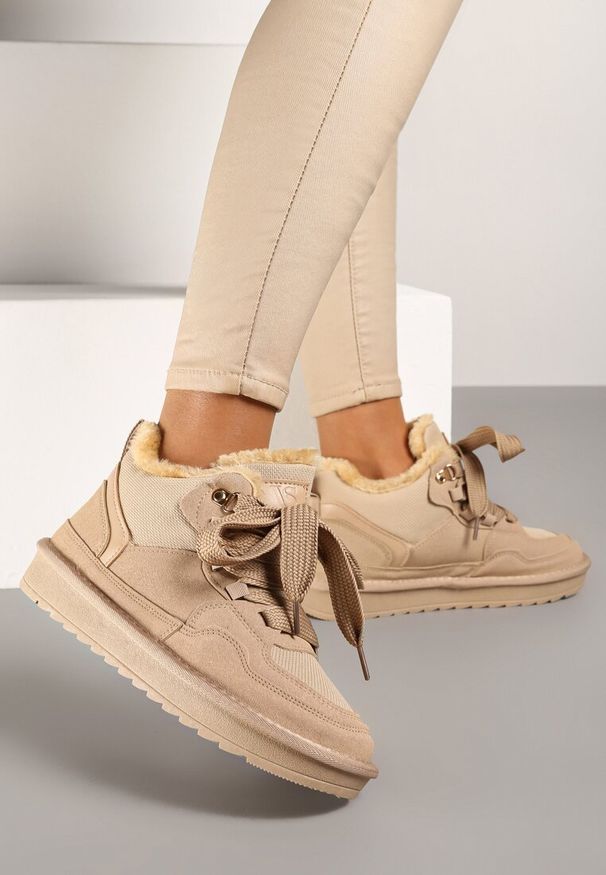 Born2be - Ciemnobeżowe Sneakersy Vices w Stylu Śniegowców Ocieplane z Szerokim Sznurowaniem Rennith. Okazja: na spacer. Kolor: beżowy. Materiał: wełna. Sezon: jesień. Obcas: na obcasie. Wysokość obcasa: niski. Sport: turystyka piesza
