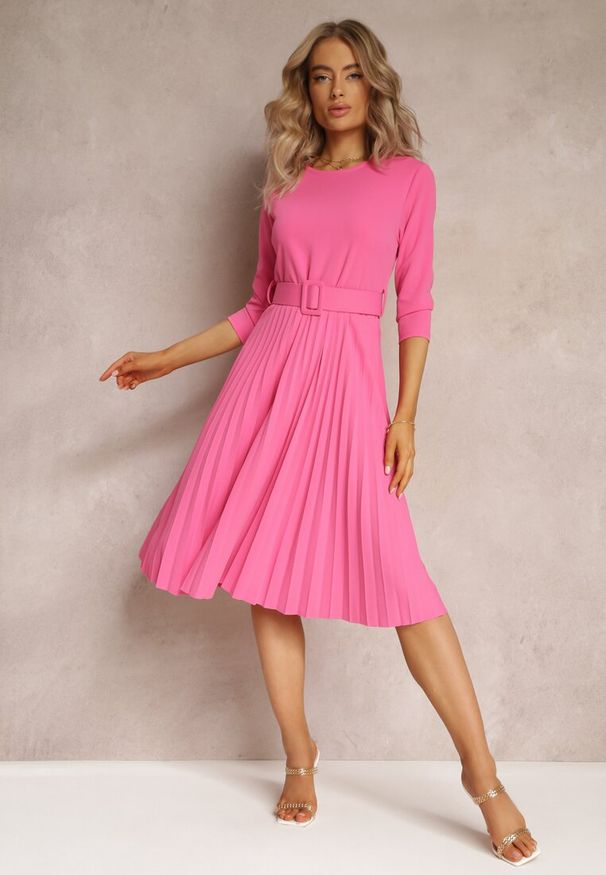 Renee - Różowa Sukienka Plisowana z Paskiem Valfe. Kolor: różowy. Materiał: dzianina