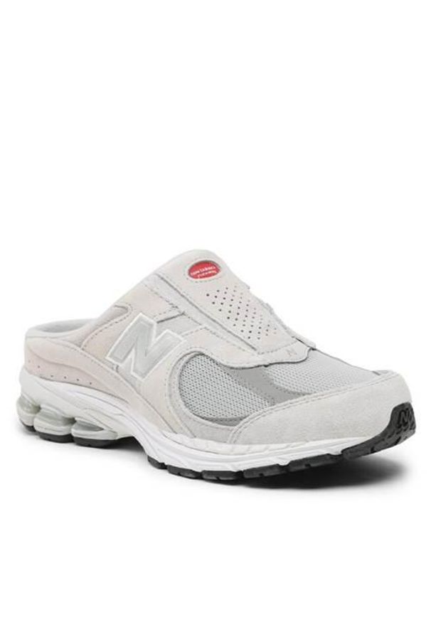 Klapki męskie New Balance M2002RMA. Zapięcie: bez zapięcia. Kolor: szary. Materiał: skóra, syntetyk, materiał. Szerokość cholewki: normalna. Sport: turystyka piesza