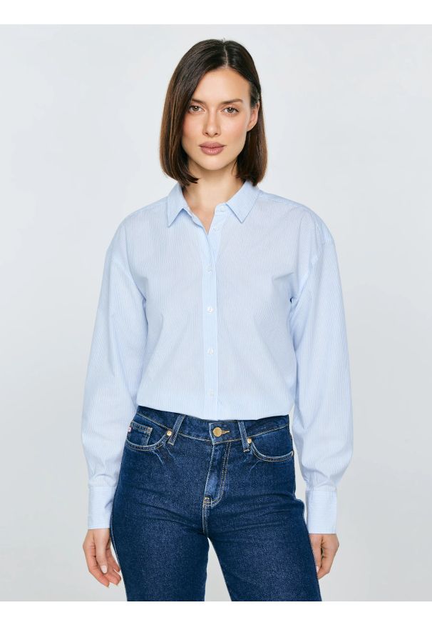 Big-Star - Koszula damska w paski niebieska Goplo 400. Okazja: na co dzień, do pracy. Typ kołnierza: kołnierzyk klasyczny. Kolor: niebieski. Materiał: bawełna, tkanina. Wzór: paski. Styl: klasyczny, casual, elegancki