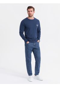 Ombre Clothing - Męski bawełniany longsleeve z dekoltem U w paski i haftem – ciemnoniebieski V3 - Rozmiar: M. Kolor: niebieski. Materiał: bawełna. Długość rękawa: długi rękaw. Wzór: haft, paski. Styl: sportowy #8