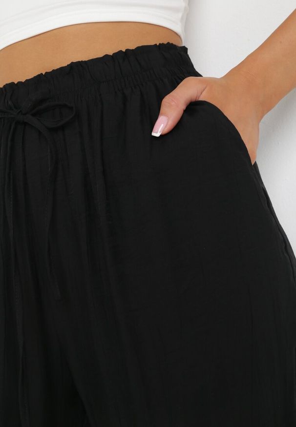 Born2be - Czarne Szerokie Spodnie z Wiskozy Zyona. Okazja: na co dzień. Kolor: czarny. Materiał: wiskoza. Styl: elegancki, casual