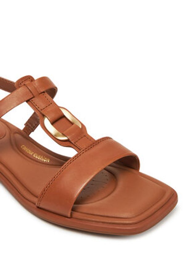 Clarks Sandały Ariany Sling 26181242 Brązowy. Kolor: brązowy. Materiał: skóra