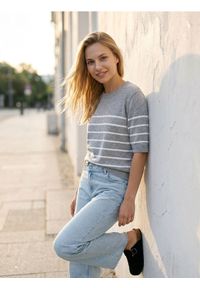 Sinsay - Sweter z krótkim rękawem w paski - szary. Kolor: szary. Długość rękawa: krótki rękaw. Długość: krótkie. Wzór: paski