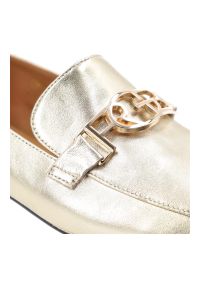 Półbuty damskie S.Barski, cholewka skóra naturalna metalizowana niski fason zaokrąglony nosek ozdobny metalowy element na podbiciu stabilny obcas blo. Kolor: złoty. Materiał: skóra. Szerokość cholewki: normalna. Obcas: na obcasie. Styl: glamour, klasyczny, elegancki. Wysokość obcasa: niski #7