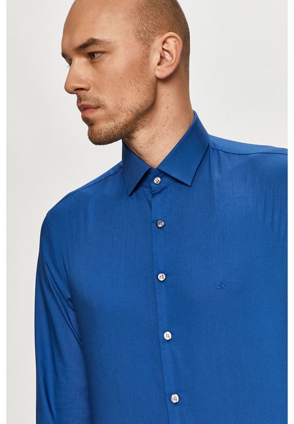Calvin Klein - Koszula bawełniana. Okazja: na co dzień. Typ kołnierza: kołnierzyk klasyczny. Kolor: niebieski. Materiał: bawełna. Długość rękawa: długi rękaw. Długość: długie. Styl: elegancki, casual, klasyczny