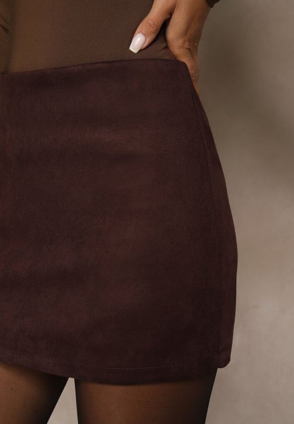 Renee - Brązowe Spódnico-Spodenki z Ozdobną Imitacją Kieszeni Sewressa. Kolor: brązowy. Materiał: koronka. Styl: elegancki, klasyczny