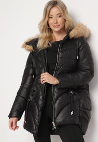 Born2be - Czarna Pikowana Kurtka o Trapezowym Kroju z Kapturem i Odpinanym Futerkiem Deolaine. Okazja: na co dzień. Typ kołnierza: kaptur. Kolor: czarny. Materiał: futro. Długość rękawa: długi rękaw. Długość: długie. Styl: casual, elegancki #6