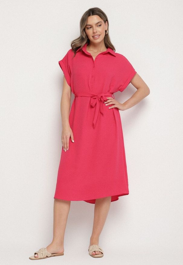 Born2be - Czerwona Sukienka z Bawełną i Ozdobnym Paskiem Savanire. Okazja: na co dzień. Kolor: czerwony. Materiał: bawełna. Typ sukienki: koszulowe. Styl: klasyczny, casual, elegancki