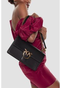 Pinko - PINKO Czarna listonoszka Love One Classic DC. Kolor: czarny. Wzór: gładki. Materiał: skórzane. Styl: klasyczny