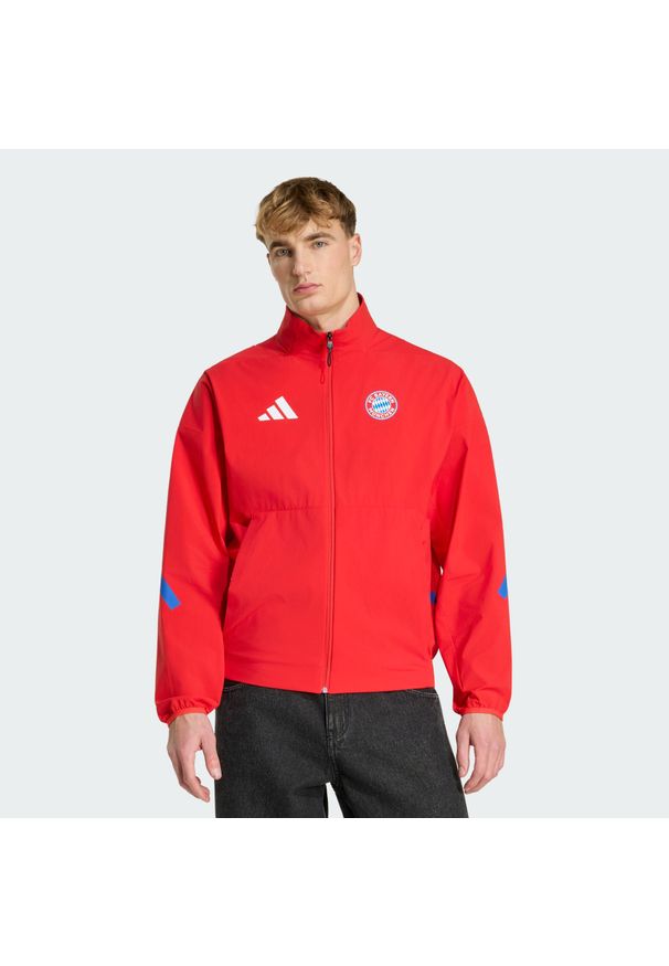 Adidas - Kurtka FC Bayern Z.N.E. Anthem. Kolor: czerwony. Materiał: dresówka. Wzór: nadruk. Sport: piłka nożna