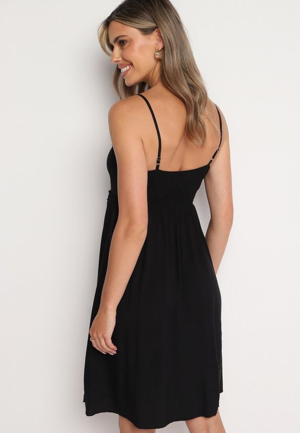 Born2be - Czarna Sukienka z Wiskozy na Cienkich Ramiączkach z Regulacją Ozdobiona Lampasem i Haftem Nelrissa. Okazja: na imprezę. Typ kołnierza: dekolt w kształcie V. Kolor: czarny. Materiał: wiskoza. Długość rękawa: na ramiączkach. Wzór: aplikacja, haft