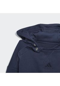 Adidas - Fleece Track Suit. Okazja: na uczelnię. Kolor: niebieski. Materiał: dresówka, materiał. Styl: sportowy