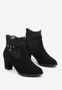 Born2be - Czarne Botki Ozdobione Ażurową Koronką i Zawieszką Crezella. Nosek buta: okrągły. Zapięcie: zamek. Kolor: czarny. Materiał: koronka. Wzór: ażurowy, aplikacja, koronka. Sezon: jesień, zima. Obcas: na obcasie. Styl: klasyczny. Wysokość obcasa: średni #3