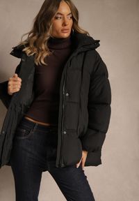 Renee - Czarna Puchowa Kurtka Oversize z Pikowanymi Przeszyciami i Kapturem Galeana. Okazja: na co dzień. Kolor: czarny. Materiał: puch. Sezon: zima. Styl: elegancki, casual