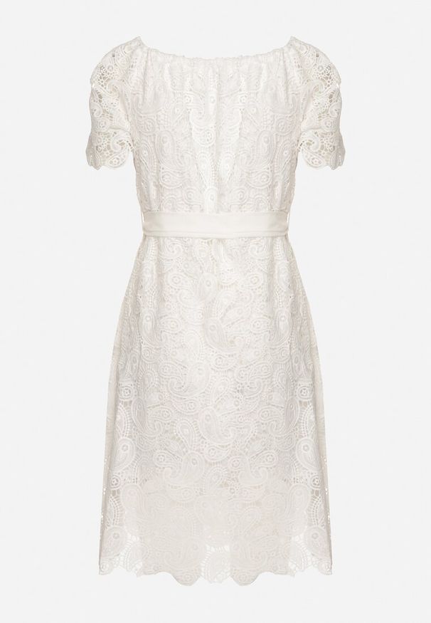 Born2be - Biała Koronkowa Sukienka z Bawełną Ozdobiona Paskiem z Perełkami i Cyrkoniami Nerevin. Okazja: na co dzień, na imprezę. Kolor: biały. Materiał: koronka, bawełna. Wzór: aplikacja. Typ sukienki: proste. Styl: klasyczny, casual