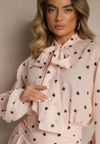Renee - Różowa Sukienka o Rozkloszowanym Kroju z Nietoperzowymi Rękawami i Wiązaniem Mironaria. Okazja: na co dzień. Kolor: różowy. Długość rękawa: długi rękaw. Typ sukienki: rozkloszowane. Styl: elegancki, casual