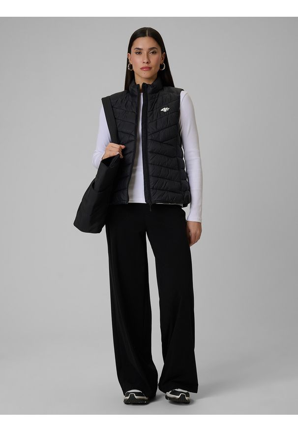 4f - 4F Bezrękawnik z wypełnieniem syntetycznym damski - czarny M. Typ kołnierza: kaptur. Kolor: czarny. Materiał: syntetyk. Długość rękawa: bez rękawów. Wzór: jodełka