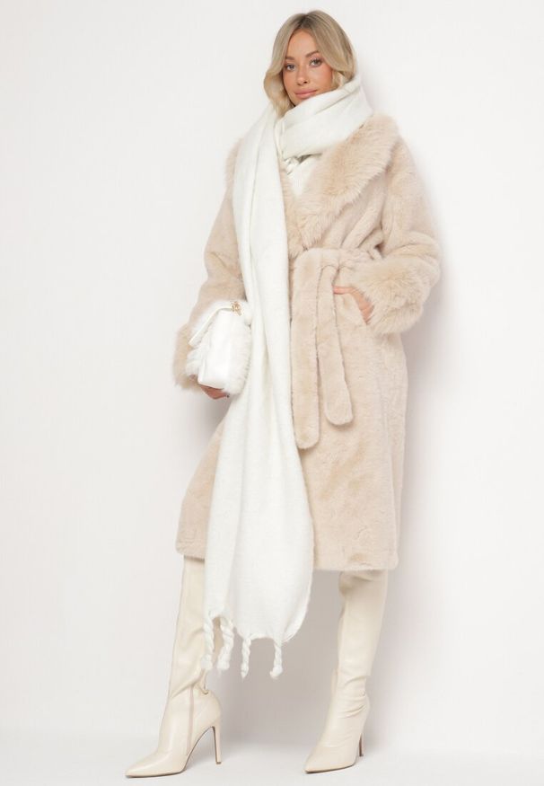 Born2be - Beżowy Futerkowy Płaszcz z Szerokim Kołnierzem i Mankietami z Wiązanym Paskiem Viaruna. Okazja: na co dzień, na imprezę. Kolor: beżowy. Materiał: dzianina. Długość rękawa: długi rękaw. Długość: długie. Styl: casual, elegancki