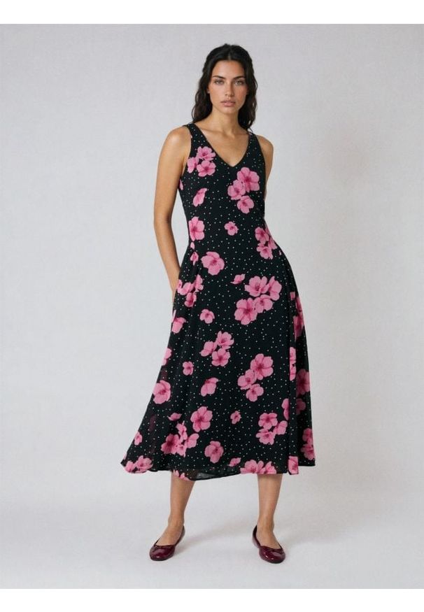 Sinsay - Sukienka midi w kropki z nadrukiem kwiatowym - wielobarwny. Wzór: nadruk, kwiaty, kropki. Długość: midi