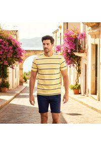 Bawełniana Koszulka Polo w Paski - Pako Jeans - Żółta. Okazja: na co dzień. Typ kołnierza: polo. Kolor: żółty, wielokolorowy, złoty. Materiał: bawełna. Wzór: prążki, paski. Styl: casual #2