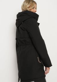 Born2be - Czarna Kurtka Parka z Kapturem i Ozdobną Zawieszką Ściągana w Pasie Zerilie. Okazja: na co dzień, na spacer. Typ kołnierza: kaptur. Kolor: czarny. Materiał: jeans. Styl: klasyczny, casual, elegancki #3