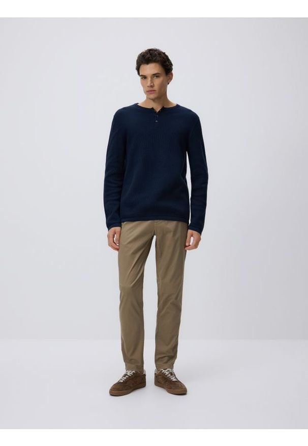 Reserved - Strukturalny sweter z bawełny - granatowy. Kolor: niebieski. Materiał: bawełna