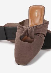 Born2be - Brązowe Klapki Mule Vices Zdobione Supłem Lavisse. Okazja: na co dzień, na spotkanie biznesowe, do pracy. Kolor: brązowy. Materiał: jeans. Wzór: aplikacja. Obcas: na płaskiej podeszwie. Styl: biznesowy, klasyczny, elegancki, casual #4