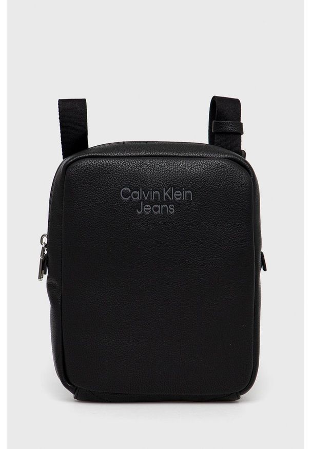 Calvin Klein Jeans saszetka kolor czarny. Kolor: czarny. Wzór: nadruk