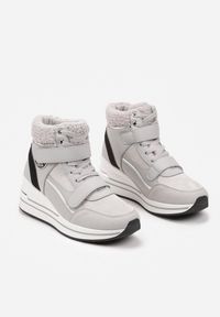 Born2be - Szare Sznurowane Sneakersy na Koturnie ze Sztucznym Futrem i Metalicznymi Aplikacjami Leridras. Nosek buta: okrągły. Zapięcie: sznurówki. Kolor: szary. Materiał: futro. Wzór: aplikacja. Obcas: na koturnie. Wysokość obcasa: średni #4