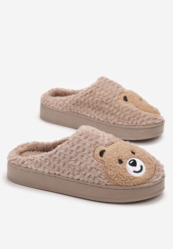 Born2be - Ciemnobeżowe Kapcie z Miękkiego Futerka Ozdobione Misiem Geraja. Okazja: do domu. Kolor: beżowy. Materiał: futro. Wzór: aplikacja. Styl: elegancki
