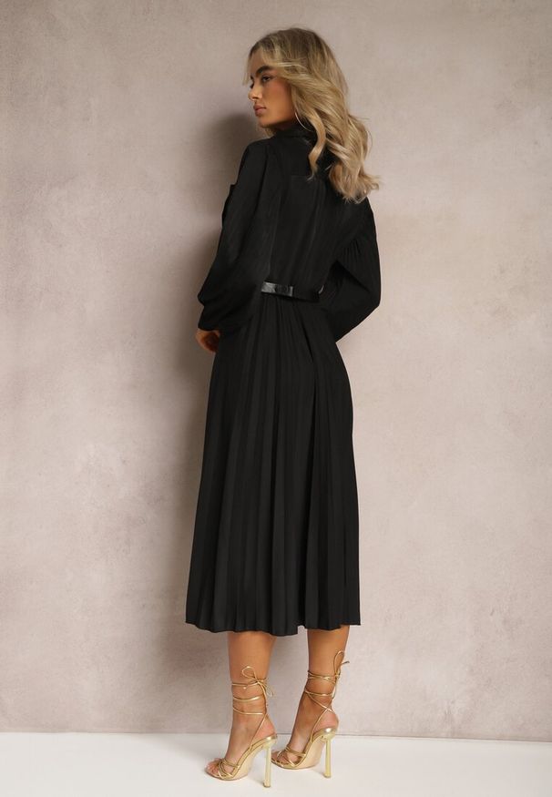 Renee - Czarna Rozkloszowana Sukienka Midi z Guzikami i Paskiem Ozdobiona Plisowaniem Lathori. Kolor: czarny. Wzór: aplikacja. Długość: midi