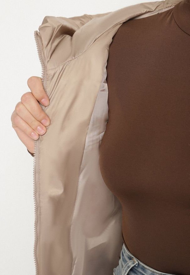 Born2be - Beżowa Pikowana Kamizelka z Kapturem i Sznurkami Imvila. Okazja: na co dzień. Typ kołnierza: kaptur. Kolor: beżowy. Materiał: jeans. Wzór: aplikacja. Styl: casual, elegancki, klasyczny