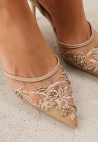 Renee - Ciemnobeżowe Szpilki VICES Slingback z Noskami w Szpic Ozdobionymi Haftem i Koralikami Laraidina. Zapięcie: pasek. Kolor: beżowy. Materiał: satyna. Wzór: haft, aplikacja. Obcas: na szpilce #8