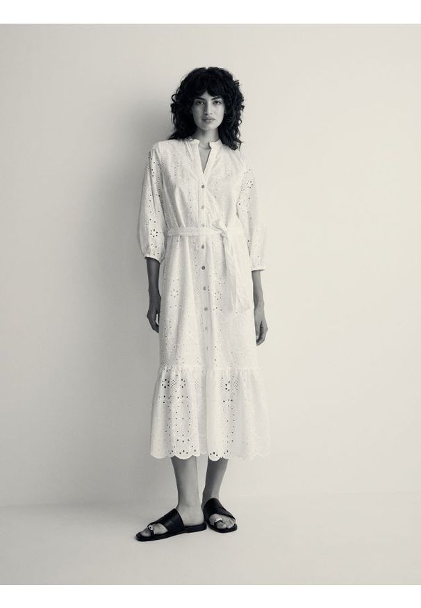 Reserved - Ażurowa sukienka maxi - biały. Kolor: biały. Materiał: bawełna. Wzór: ażurowy. Długość: maxi