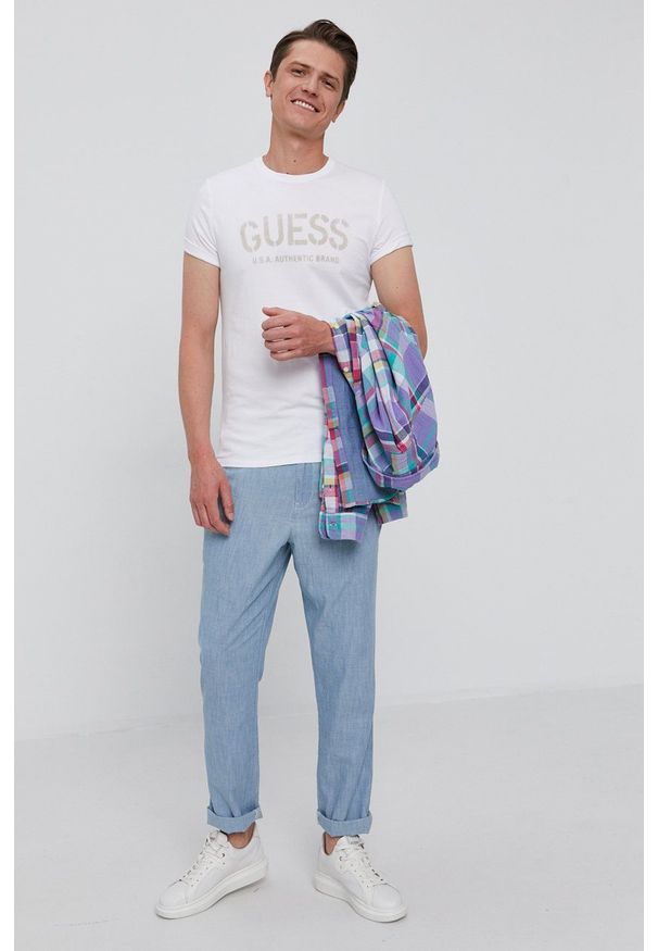 Guess - T-shirt. Okazja: na co dzień. Kolor: biały. Materiał: bawełna, dzianina. Wzór: nadruk. Styl: casual