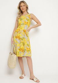 Born2be - Żółta Sukienka w Kwiaty o Rozkloszowanym Kroju na Szerokich Ramiączkach Naivoriel. Okazja: na co dzień. Typ kołnierza: dekolt w serek. Kolor: żółty. Materiał: zamsz. Długość rękawa: na ramiączkach. Wzór: kwiaty. Typ sukienki: rozkloszowane. Styl: casual, elegancki #4