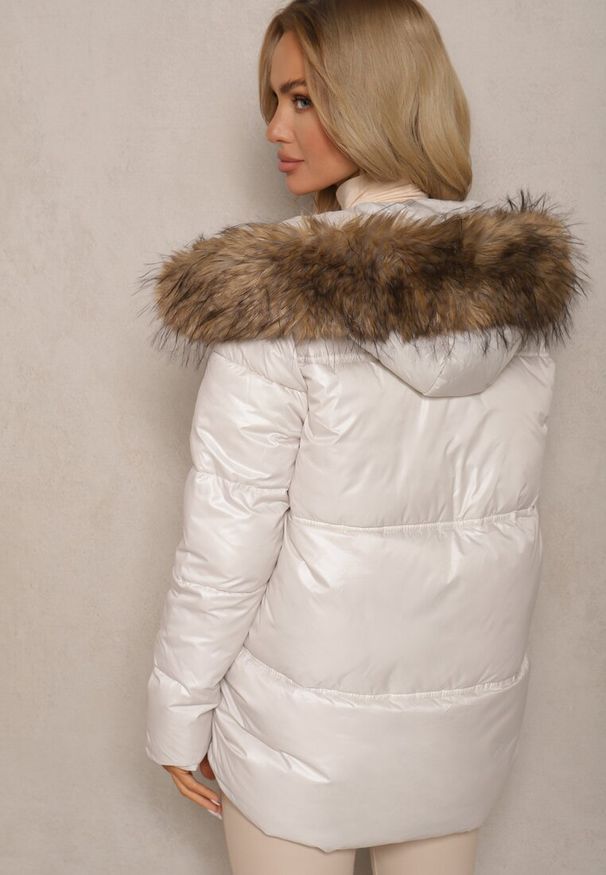 Renee - Biała Asymetryczna Kurtka z Kapturem z Futrem z Możliwością Odpięcia Zineira. Typ kołnierza: kaptur. Kolor: biały. Materiał: futro. Długość: długie. Styl: elegancki