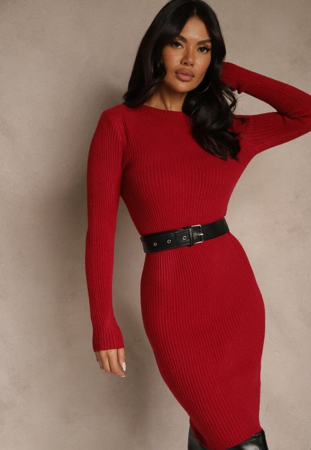 Renee - Bordowa Prążkowana Sukienka z Dzianiny z Bawełną o Dopasowanym Kroju Tesoria. Okazja: na co dzień. Kolor: czerwony. Materiał: prążkowany, bawełna, dzianina. Styl: casual