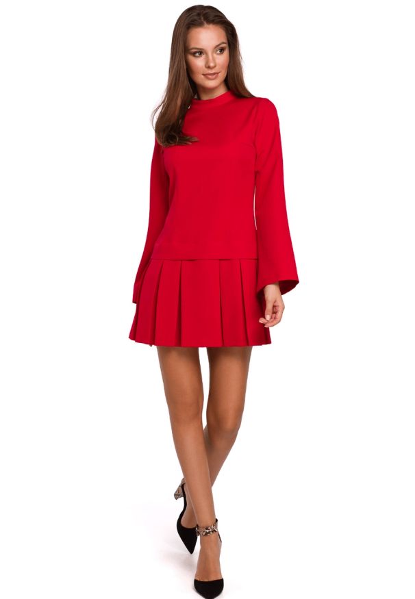 Sukienki.shop - Elegancka sukienka mini z kontrafałdami czerwona. Typ kołnierza: kołnierzyk stójkowy. Kolor: różowy, czerwony. Sezon: lato. Typ sukienki: rozkloszowane. Styl: elegancki. Długość: mini