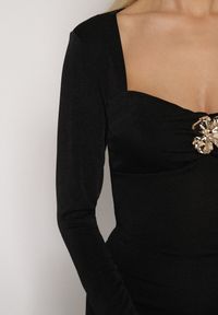 Born2be - Czarna Sukienka Koktajlowa z Biżuteryjną Aplikacją i Długim Rękawem Idivianne. Kolor: czarny. Długość rękawa: długi rękaw. Wzór: aplikacja. Typ sukienki: dopasowane. Styl: wizytowy #5
